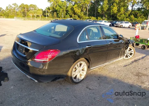 2020 Mercedes-Benz C 300 z USA, uszkodzony, nr VIN 55SWF8DB1LU323688